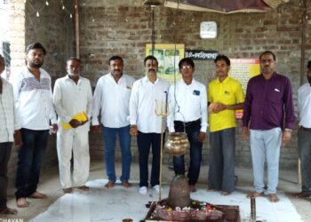 नर्मदेच्या पाण्याने स्वयंभू महादेव मंदिरात शिवलिंगाचा जलाभिषेक