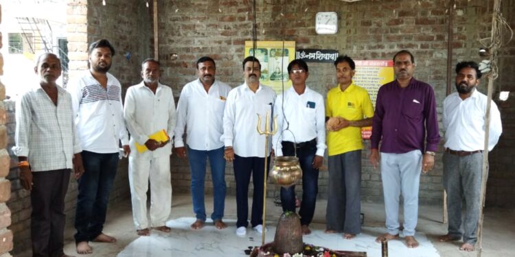 नर्मदेच्या पाण्याने स्वयंभू महादेव मंदिरात शिवलिंगाचा जलाभिषेक