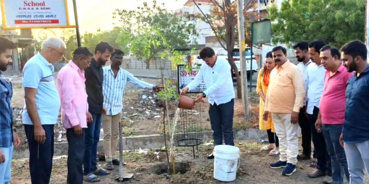 पर्यावरणाचा समतोल राखण्यासाठी वृक्षारोपण महत्त्वाचे.. आ.सुरेश भोळे