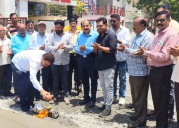 आशाबाबानगरात दलीत वस्ती अंतर्गत रस्त्यांच्या कामाचे भूमिपूजन