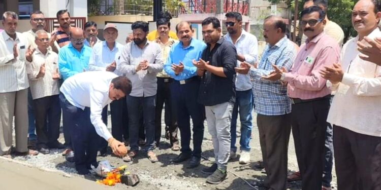 आशाबाबानगरात दलीत वस्ती अंतर्गत रस्त्यांच्या कामाचे भूमिपूजन