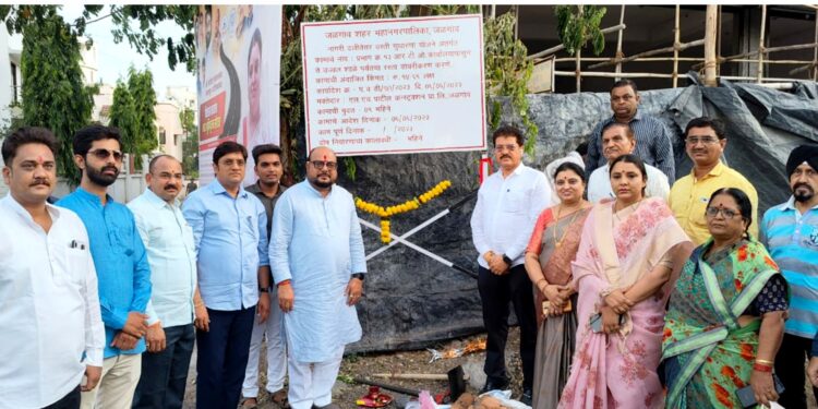 आदर्श नगर प्रभाग १४ मधील रस्त्याचे नशीब खुलले !