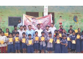 कार्यकर्त्यांनी नेत्याचा वाढदिवस केला अनोख्या पद्धतीने साजरा