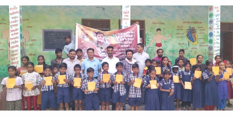 कार्यकर्त्यांनी नेत्याचा वाढदिवस केला अनोख्या पद्धतीने साजरा