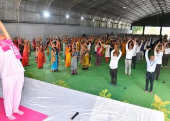 उत्तम आरोग्यासाठी जैन इरिगेशनच्या सहकाऱ्यांकडून योग साधना