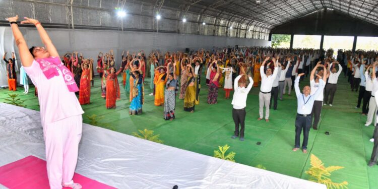 उत्तम आरोग्यासाठी जैन इरिगेशनच्या सहकाऱ्यांकडून योग साधना