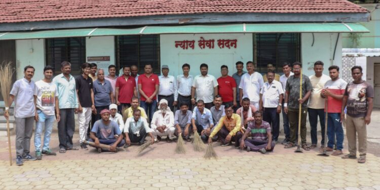 गांधी रिसर्च फाऊंडेशनची जिल्हा न्यायालयात स्वच्छता मोहीम