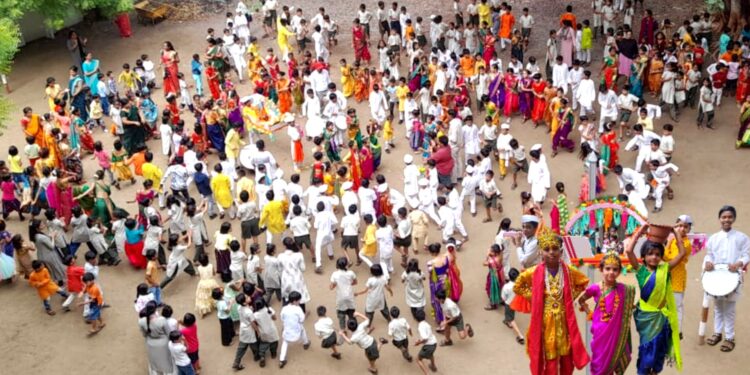 आषाढी एकादशी निमीत्त अनुभूती स्कूलमध्ये पालखी सोहळा उत्साहात साजरा