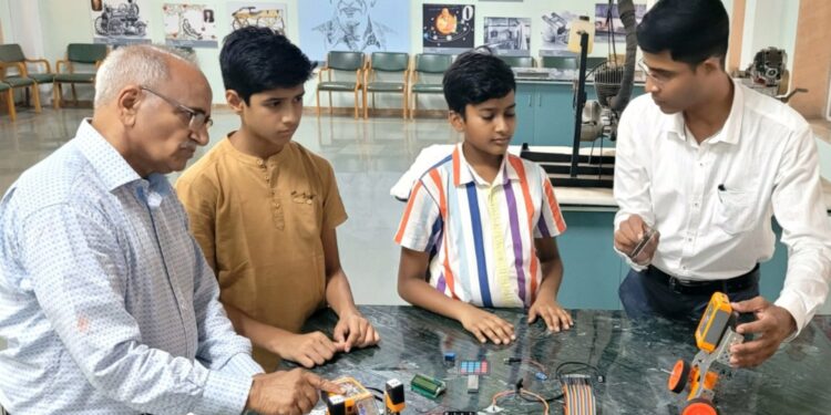 अनुभूती निवासी स्कूलमध्ये आर्टिफिशीयल इंटेलिजन्स अॅण्ड रोबोटिक विषय