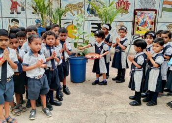 संत ज्ञानेश्वर विद्यालयात गुरुपौर्णिमेनिमित्त वृक्षपूजन