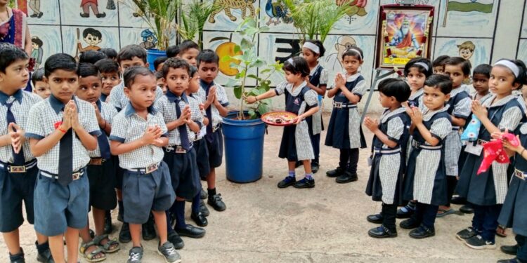 संत ज्ञानेश्वर विद्यालयात गुरुपौर्णिमेनिमित्त वृक्षपूजन