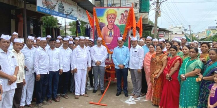 संत सावता माळी यांच्या पुण्यतिथीनिमित्त दिंडीत समाज बांधवांचा उत्स्फूर्त सहभाग