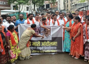 शिवसेनाच्यावतीने किरीट सोमय्या यांच्या प्रतिमेला जोडे मारून निषेध