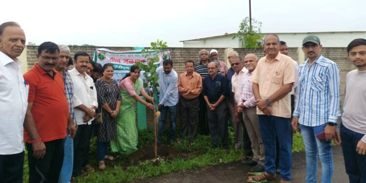 निसर्गकवी ना.धो. महानोर यांना ग्रिन सिटी फाउंडेशन तर्फे अनोखी श्रद्धांजली