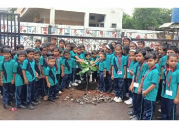 विद्यार्थ्यांनी वाजतगाजत काढली वृक्ष दिंडी ; श्री संत ज्ञानेश्वर विद्यालयाचा उपक्रम