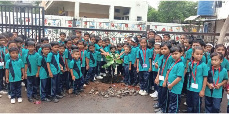 विद्यार्थ्यांनी वाजतगाजत काढली वृक्ष दिंडी ; श्री संत ज्ञानेश्वर विद्यालयाचा उपक्रम