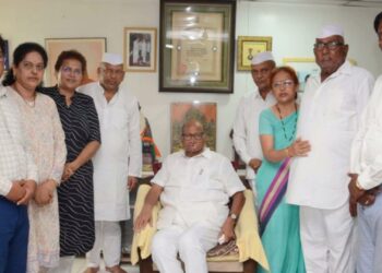 माजी केंद्रीयमंत्री शरद पवार यांनी घेतली ना. धों. महानोर कुटुंबीयांची सांत्वनपर भेट