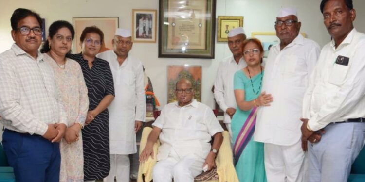 माजी केंद्रीयमंत्री शरद पवार यांनी घेतली ना. धों. महानोर कुटुंबीयांची सांत्वनपर भेट