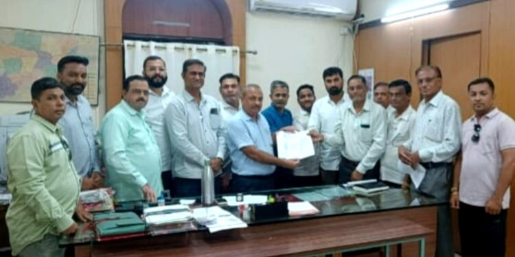 शिंपी समाज हितवर्धक संस्था व अखिल भारतीय क्षत्रिय नामदेव महासंघातर्फे जिल्हाधिकाऱ्यांना निवेदन