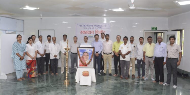 स्व. कांताई जैन यांच्या १८ व्या स्मृतिदिनी ५१६ सहकाऱ्यांनी केले रक्तदान