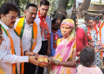 दिवाळीनिमित्त शहरातील गरीब व वंचित वस्तीत फराळ वाटप