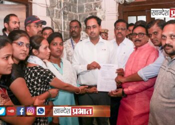 शासकीय सेवेत सामावून घेणेसाठी कंत्राटी कोरोना योद्ध्यांनी केले निदर्शने