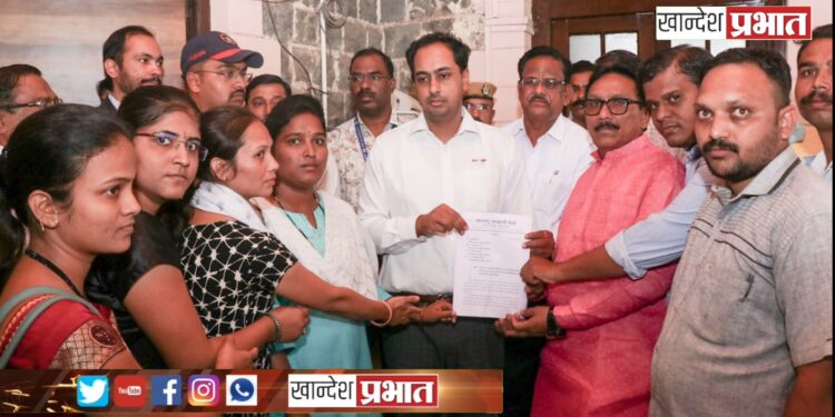 शासकीय सेवेत सामावून घेणेसाठी कंत्राटी कोरोना योद्ध्यांनी केले निदर्शने