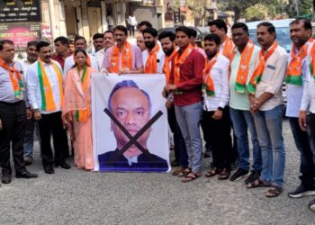 कर्नाटक मधील मंत्र्याचा जळगावात निषेध