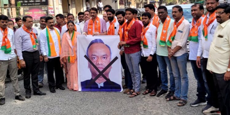 कर्नाटक मधील मंत्र्याचा जळगावात निषेध