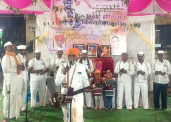 हरिनाम सप्ताहात संजय महाराज टाकळीकर यांचे कीर्तन सादर