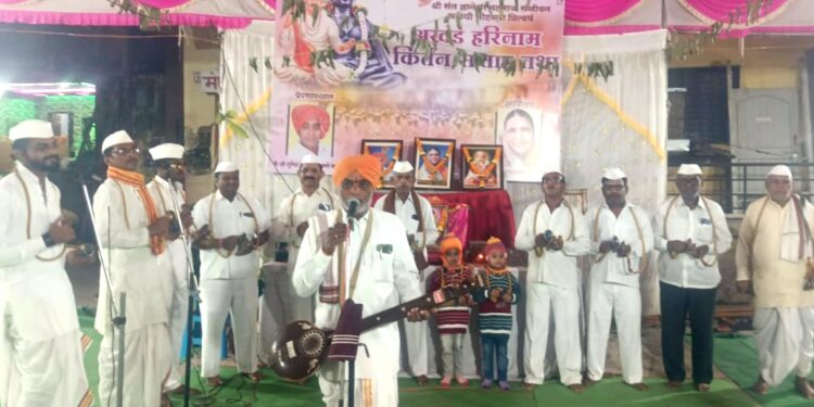 हरिनाम सप्ताहात संजय महाराज टाकळीकर यांचे कीर्तन सादर