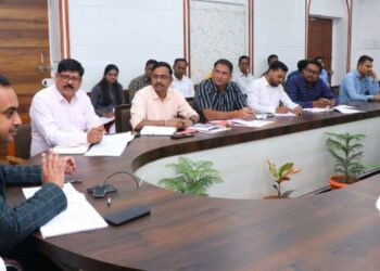 नगरपालिकांची कामे मुदतीत व गुणवत्तापूर्ण करा.. – जिल्हाधिकारी आयुष प्रसाद