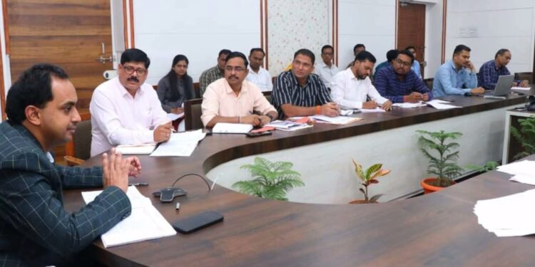 नगरपालिकांची कामे मुदतीत व गुणवत्तापूर्ण करा.. – जिल्हाधिकारी आयुष प्रसाद