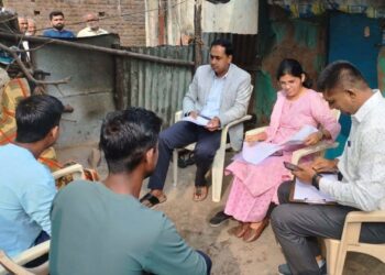 जिल्हाधिकारी आयुष प्रसाद यांनी साधला मराठा कुटुंबाशी संवाद !