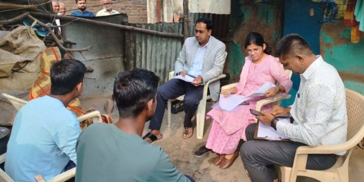 जिल्हाधिकारी आयुष प्रसाद यांनी साधला मराठा कुटुंबाशी संवाद !