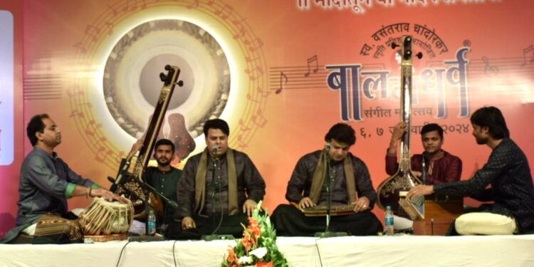 बालगंधर्व महोत्सवात रसिकांनी अनुभवली युगल गायनाची सुरेल मैफल