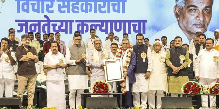 डॉ.अण्णासाहेब शिंदे स्मृती पुरस्कार जैन इरिगेशनला प्रदान