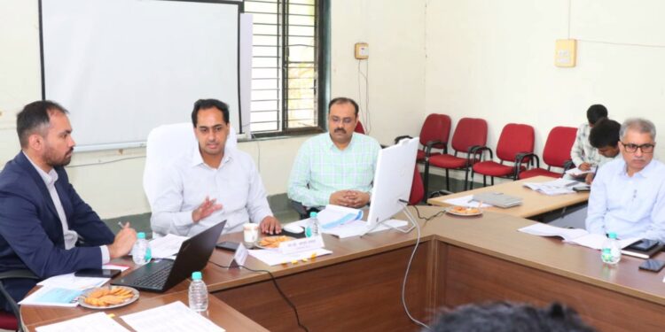 तळागाळातील लोकांसाठी योजनांची प्रभावी अंमलबजावणी करा.. – जिल्हाधिकारी