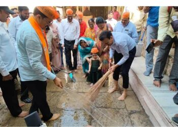 भाजपच्या ‘मंदिर व तीर्थक्षेत्र स्वच्छता अभियानाला’ मंत्री गिरीश महाजनांची उपस्थिती