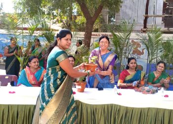 श्री संत ज्ञानेश्वर विद्यालयात हळदी-कुंकू कार्यक्रम; महिला पालकांना रोपं, बियांचे वाटप