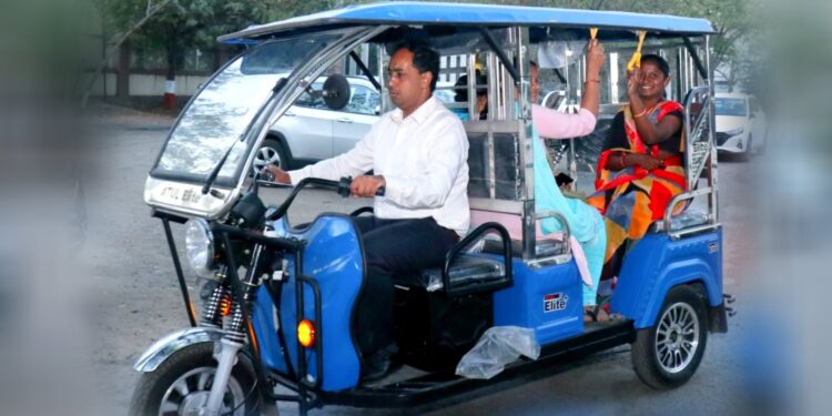 जिल्हाधिकारी आयुष प्रसाद यांनी चालविली ई-रिक्षा