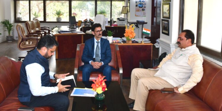 दिल्लीत केंद्रीय जल आयोगास मंत्री अनिल पाटील यांची भेट