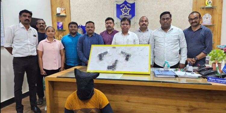 तीन गावठी पिस्तोल व जिंवत काडतुसह एकास अटक