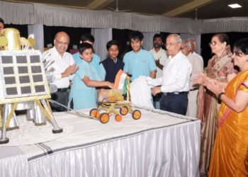 विज्ञान दिनानिमित्त अनुभूती निवासी स्कूलमध्ये उपयुक्त प्रोजेक्टचे सादरीकरण