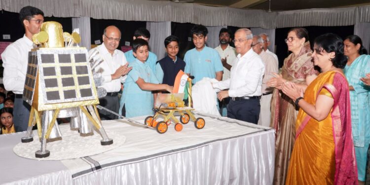 विज्ञान दिनानिमित्त अनुभूती निवासी स्कूलमध्ये उपयुक्त प्रोजेक्टचे सादरीकरण