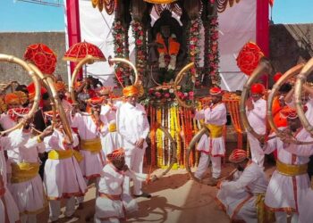 किल्ले रायगडावर तुतारी निशाणी छत्रपतींना समर्पित