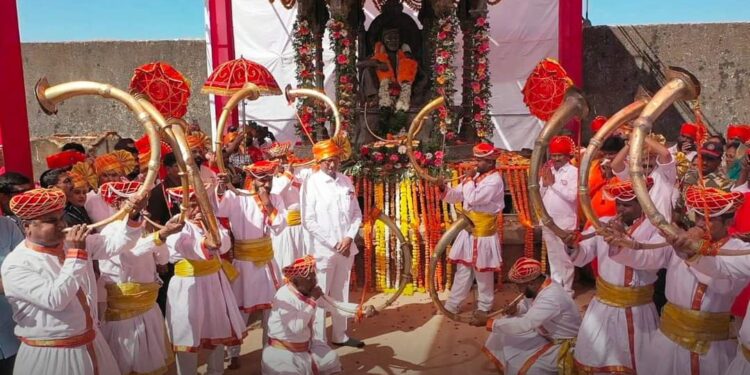 किल्ले रायगडावर तुतारी निशाणी छत्रपतींना समर्पित