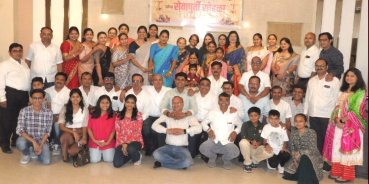 ला.ना.शाळेच्या माजी विद्यार्थ्यांनी शिक्षिकेचा केला सेवापूर्ती गौरव सोहळा