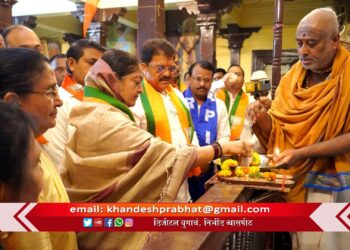 जळगावचे ग्रामदैवत श्रीराम मंदिरात महायुतीच्या उमेदवार स्मिता वाघ यांनी फोडला प्रचाराचा नारळ