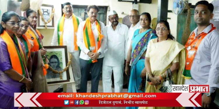 बहिणाबाई चौधरींच्या वाड्याला भाजपा उमेदवार स्मिताताई वाघ यांनी दिली भेट